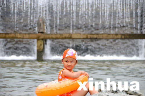 宣恩：親水納涼戰(zhàn)高溫