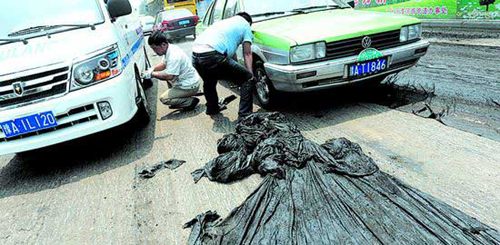 鄭州地面溫度太高 公交車被瀝青粘在路上(圖)