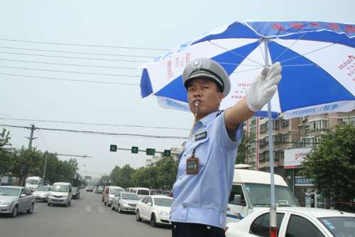 河南商丘交警頂酷暑指揮交通（圖）