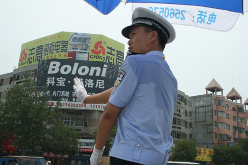 河南商丘交警頂酷暑指揮交通（圖）