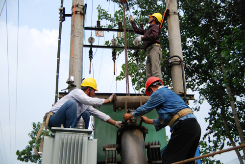 河南潢川電業部門：冒高溫 戰酷暑 確保居民用電
