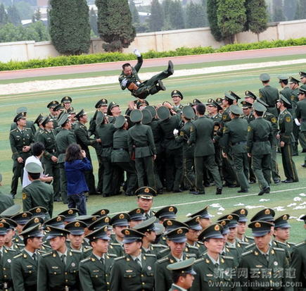 公安消防部隊(duì)舉行畢業(yè)閱兵表演