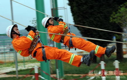 公安消防部隊舉行畢業閱兵表演