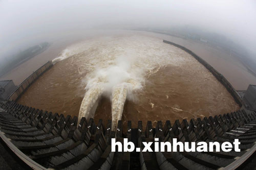 三峽今年首次開(kāi)閘泄洪