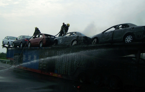 河南鎮平：大貨車突發大火 消防官兵全力撲救