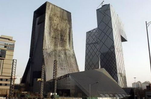 央視新址過火配樓開拆外墻玻璃(組圖)