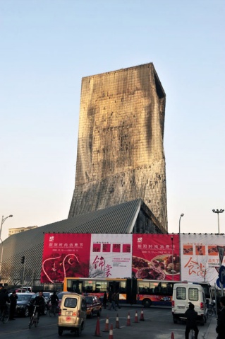 央視新址過火配樓開拆外墻玻璃(組圖)