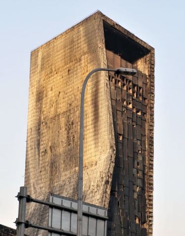 央視新址過火配樓開拆外墻玻璃(組圖)