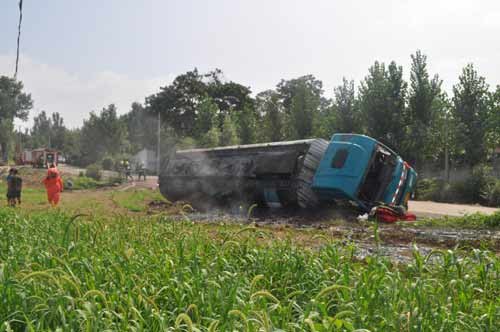 河南新安縣40噸油罐車側(cè)翻大量煤焦油泄漏