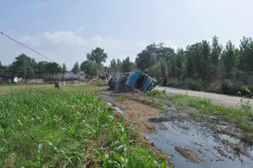 河南新安縣40噸油罐車側(cè)翻大量煤焦油泄漏