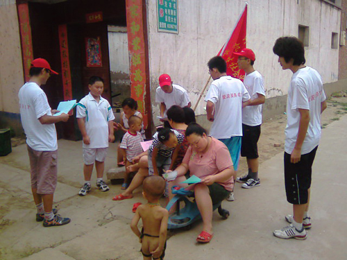 河南農大學子在洛陽開展環保宣傳活動