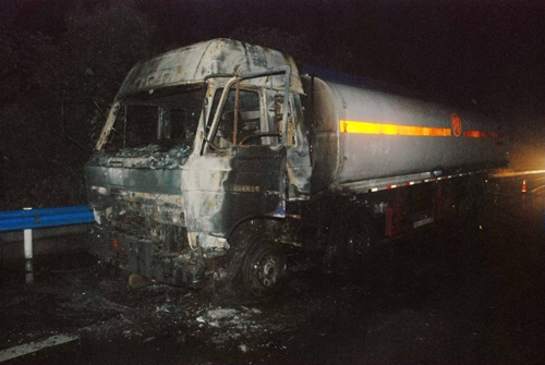 消防三個大隊奮戰2小時 成功處置自燃危險品罐車