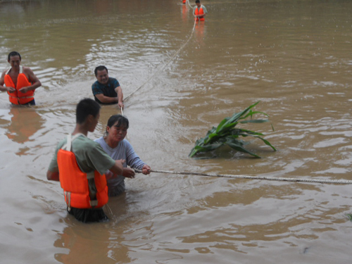 多處突發(fā)洪水 桐柏縣消防官兵一日四救被困群眾