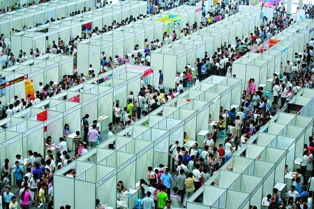 夏季人才招聘會(huì)最高年薪40萬 房地產(chǎn)縮水制造業(yè)增加