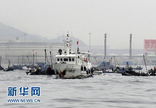 大連組織500余艘漁船出海清污