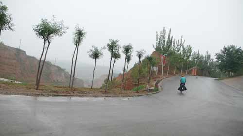 中國面孔：鄉村路上快樂的綠色自行車