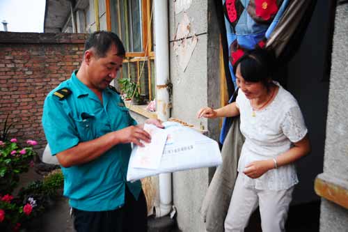 中國面孔：鄉(xiāng)村路上快樂的綠色自行車