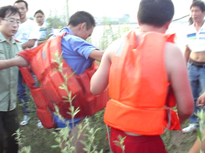 南陽淅川一男子跳進滾滾洪流欲自殺