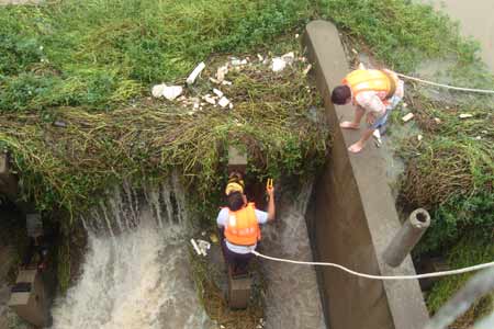 連降暴雨陳興寨水庫(kù)出險(xiǎn)情 信陽(yáng)消防四小時(shí)排險(xiǎn)
