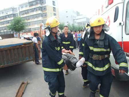 貨車剎車失靈造成四車連環(huán)撞 三人被困受傷