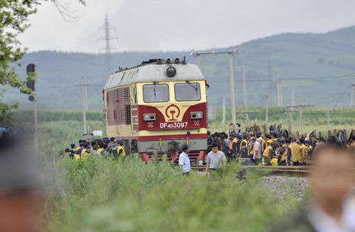 吉林省連降暴雨沖毀鐵路 村莊被淹大壩告急(圖)