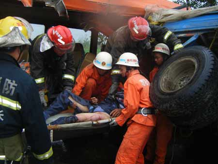 南陽一貨車撕開依維柯客車 6人被困