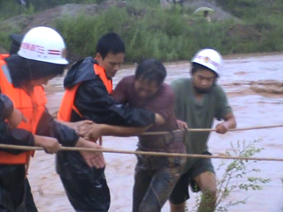 河南盧氏消防奮戰洪魔 8小時安全轉移26人
