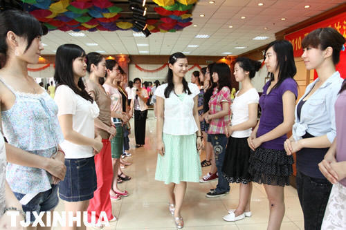 “資深”志愿者指導達沃斯禮儀服務志愿者新成員