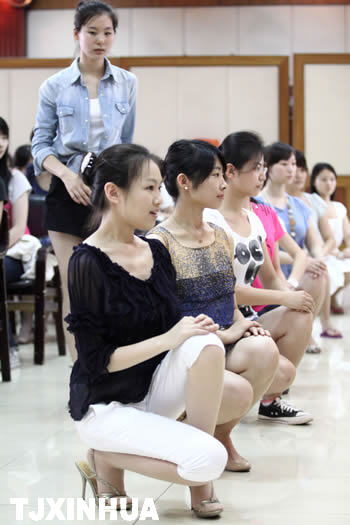 “資深”志愿者指導達沃斯禮儀服務志愿者新成員