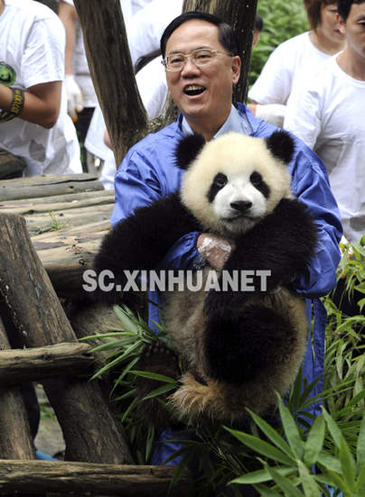 曾蔭權(quán)率香港特區(qū)政府代表團抵達四川考察