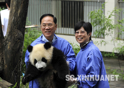 曾蔭權(quán)率香港特區(qū)政府代表團抵達四川考察