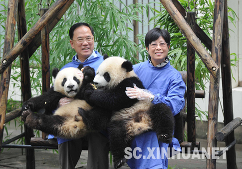 曾蔭權率香港特區政府代表團抵達四川考察