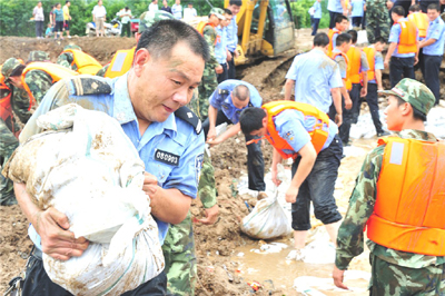 河南淅川縣：眾志成城抗洪災(組圖)