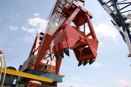 世界最大500噸抓斗在煙臺(tái)港交付使用
