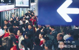 “想擦汗卻擠得拔不出手”北京1號線地鐵何時才能全裝上空調?