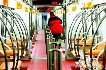 “想擦汗卻擠得拔不出手”北京1號線地鐵何時才能全裝上空調(diào)?