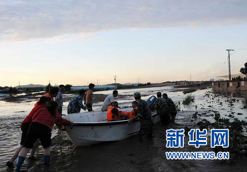 解放軍和武警部隊出動兵力33萬人次全力抗洪