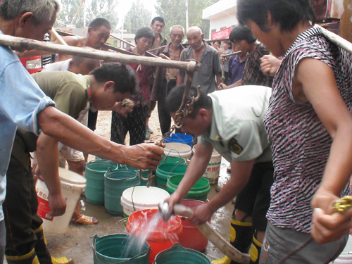 洪災區數萬群眾吃水難 南陽消防送水解民憂
