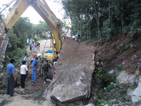 河南新縣消防官兵全力解救被壓司機