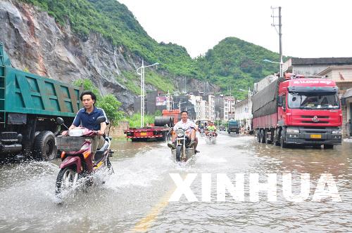 廣西部分地區遭暴雨襲擊 縣城部分街道出現內澇