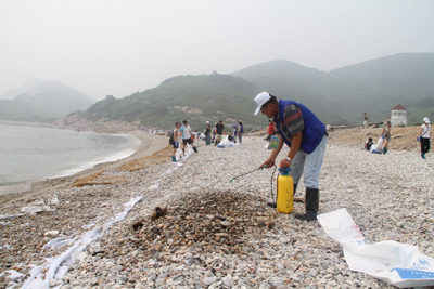 環保志愿者清污三山島(圖)