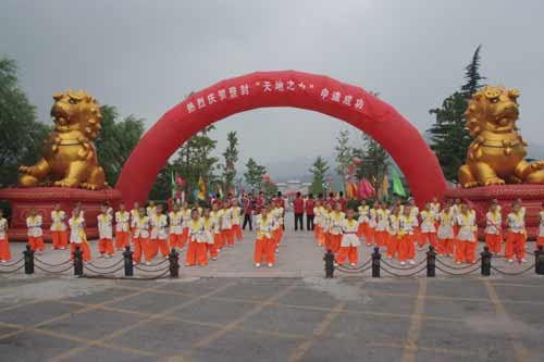 感受嵩山遺產魅力 戲水盧崖瀑布奇觀