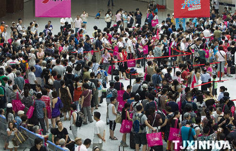 “海洋神話”號天津起航