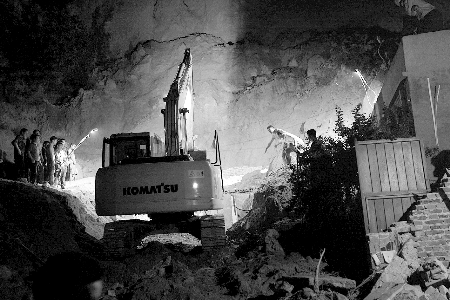 鞏義市一處土崖突然發生坍塌 4人被埋成功獲救