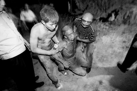 鞏義市一處土崖突然發生坍塌 4人被埋成功獲救