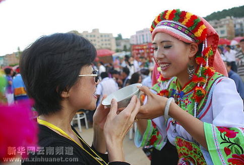云南丘北群眾歡度“花臉節(jié)”