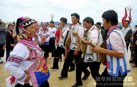 云南丘北群眾歡度“花臉節”