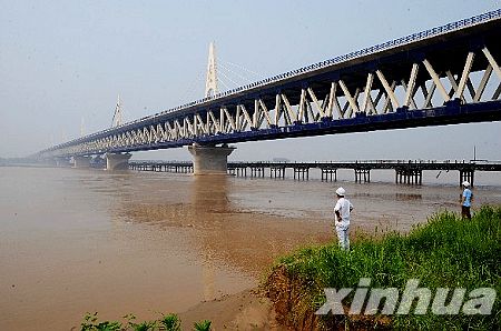 鄭州黃河公鐵兩用特大橋雄姿初現(xiàn)