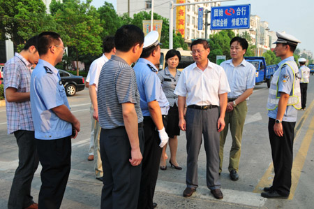 河南固始縣委書(shū)記一線慰問(wèn)民警