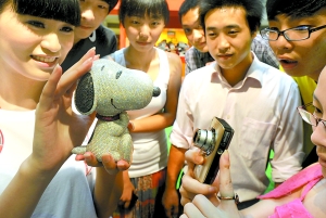 鑲萬顆鉆石身價250萬 最貴史努比現身解放碑